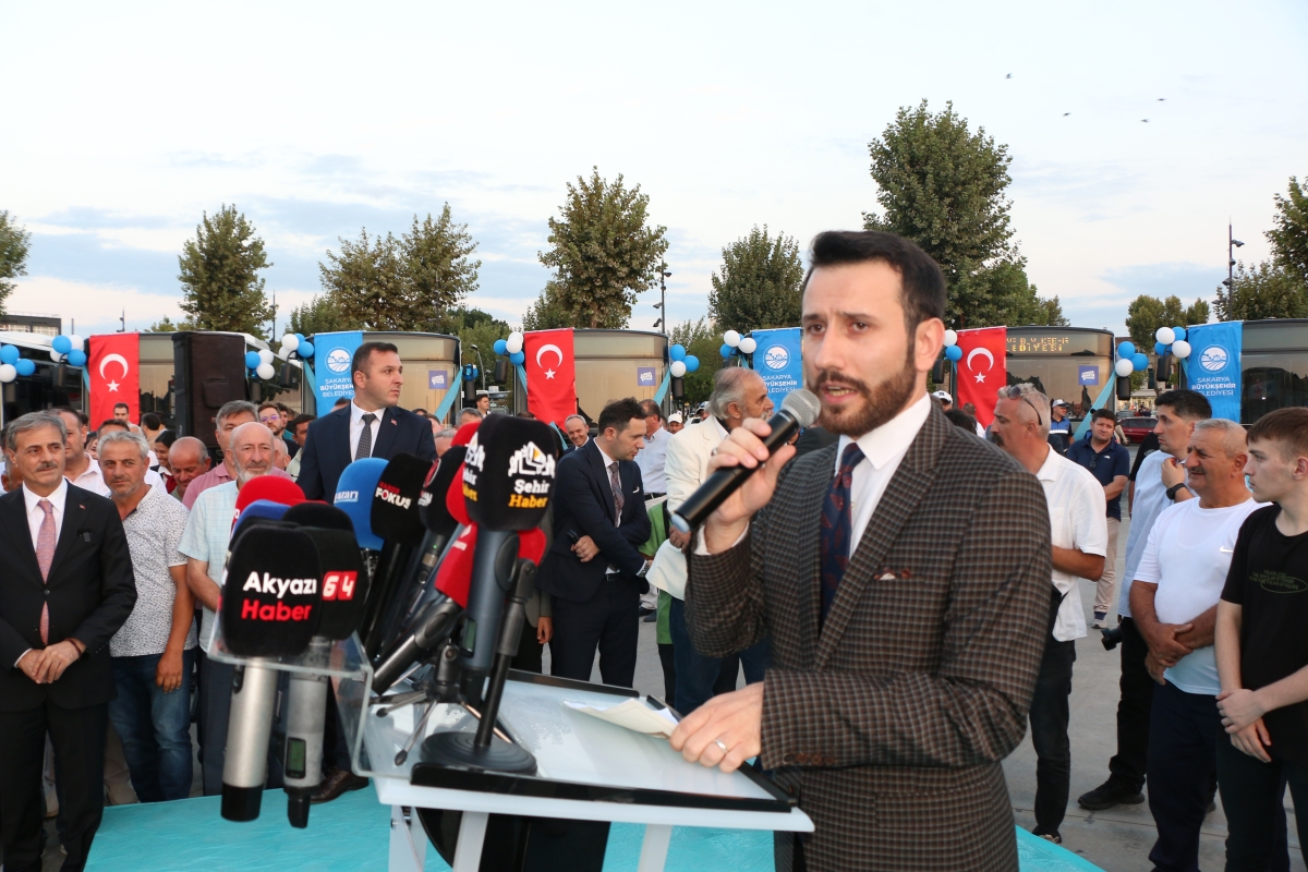 Büyükşehir Belediyesi, Sakarya’nın ulaşımında milat olacak bir yatırımı hayata geçirdi. Başkan Yusuf Alemdar’ın müjdesini verdiği biri %100 elektrikli olmak üzere 23 son teknoloji otobüs ile 1 adet metrobüs Demokrasi Meydanı’