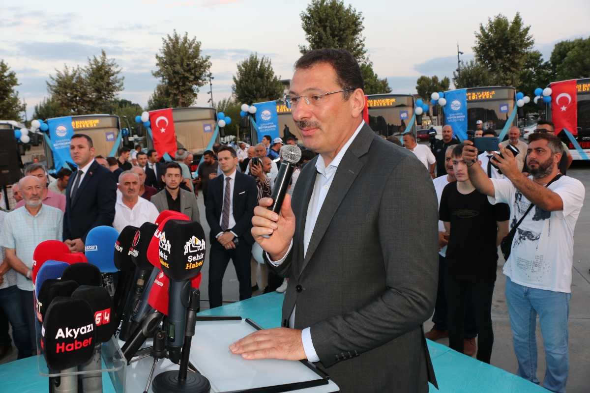 Büyükşehir Belediyesi, Sakarya’nın ulaşımında milat olacak bir yatırımı hayata geçirdi. Başkan Yusuf Alemdar’ın müjdesini verdiği biri %100 elektrikli olmak üzere 23 son teknoloji otobüs ile 1 adet metrobüs Demokrasi Meydanı’