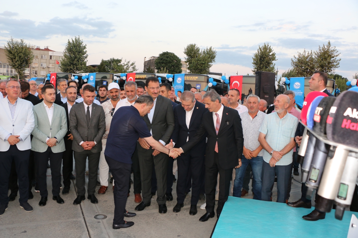 Büyükşehir Belediyesi, Sakarya’nın ulaşımında milat olacak bir yatırımı hayata geçirdi. Başkan Yusuf Alemdar’ın müjdesini verdiği biri %100 elektrikli olmak üzere 23 son teknoloji otobüs ile 1 adet metrobüs Demokrasi Meydanı’