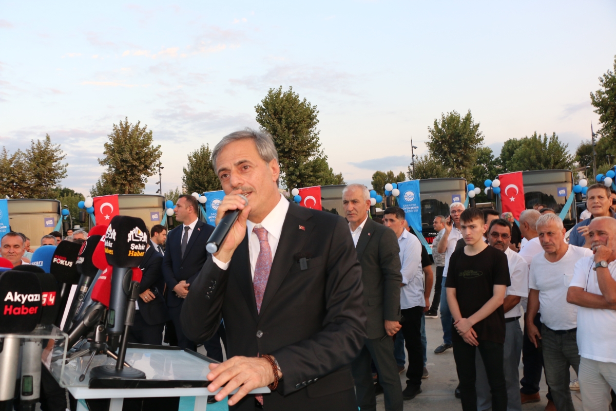 Büyükşehir Belediyesi, Sakarya’nın ulaşımında milat olacak bir yatırımı hayata geçirdi. Başkan Yusuf Alemdar’ın müjdesini verdiği biri %100 elektrikli olmak üzere 23 son teknoloji otobüs ile 1 adet metrobüs Demokrasi Meydanı’