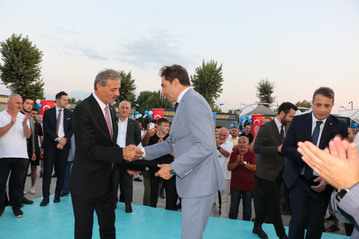 Büyükşehir Belediyesi, Sakarya’nın ulaşımında milat olacak bir yatırımı hayata geçirdi. Başkan Yusuf Alemdar’ın müjdesini verdiği biri %100 elektrikli olmak üzere 23 son teknoloji otobüs ile 1 adet metrobüs Demokrasi Meydanı’