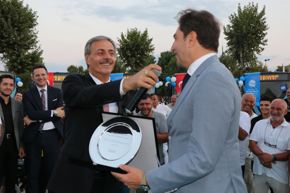 Büyükşehir Belediyesi, Sakarya’nın ulaşımında milat olacak bir yatırımı hayata geçirdi. Başkan Yusuf Alemdar’ın müjdesini verdiği biri %100 elektrikli olmak üzere 23 son teknoloji otobüs ile 1 adet metrobüs Demokrasi Meydanı’