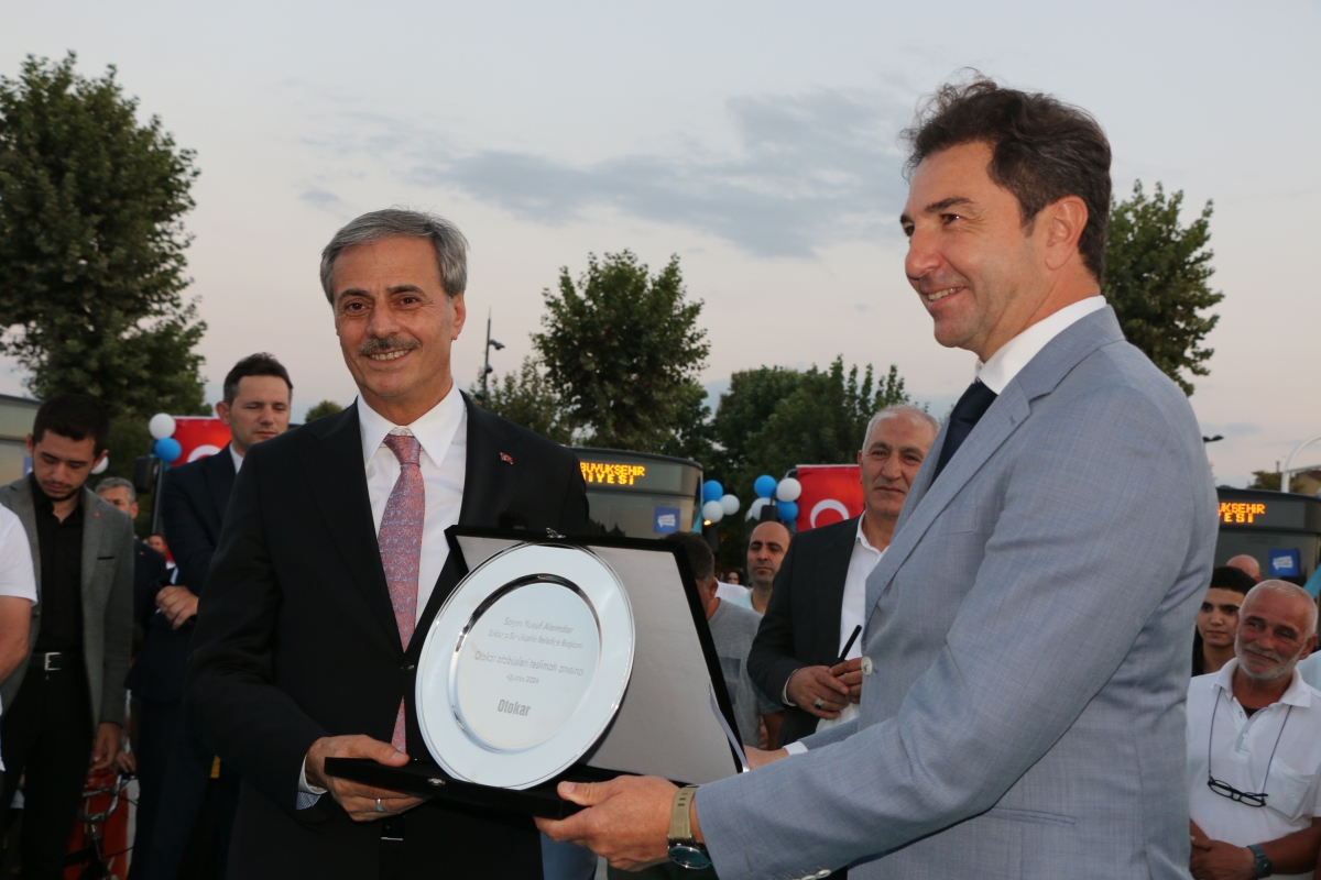 Büyükşehir Belediyesi, Sakarya’nın ulaşımında milat olacak bir yatırımı hayata geçirdi. Başkan Yusuf Alemdar’ın müjdesini verdiği biri %100 elektrikli olmak üzere 23 son teknoloji otobüs ile 1 adet metrobüs Demokrasi Meydanı’