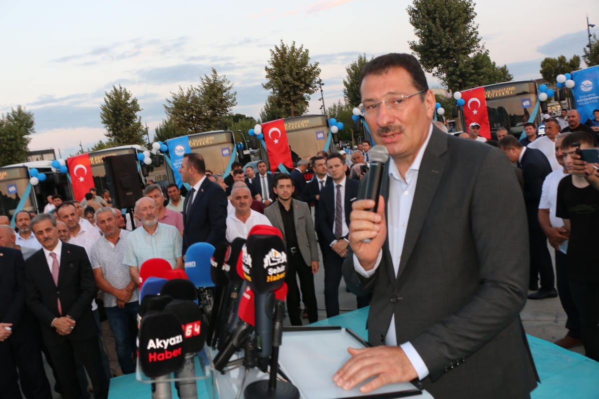 Büyükşehir Belediyesi, Sakarya’nın ulaşımında milat olacak bir yatırımı hayata geçirdi. Başkan Yusuf Alemdar’ın müjdesini verdiği biri %100 elektrikli olmak üzere 23 son teknoloji otobüs ile 1 adet metrobüs Demokrasi Meydanı’