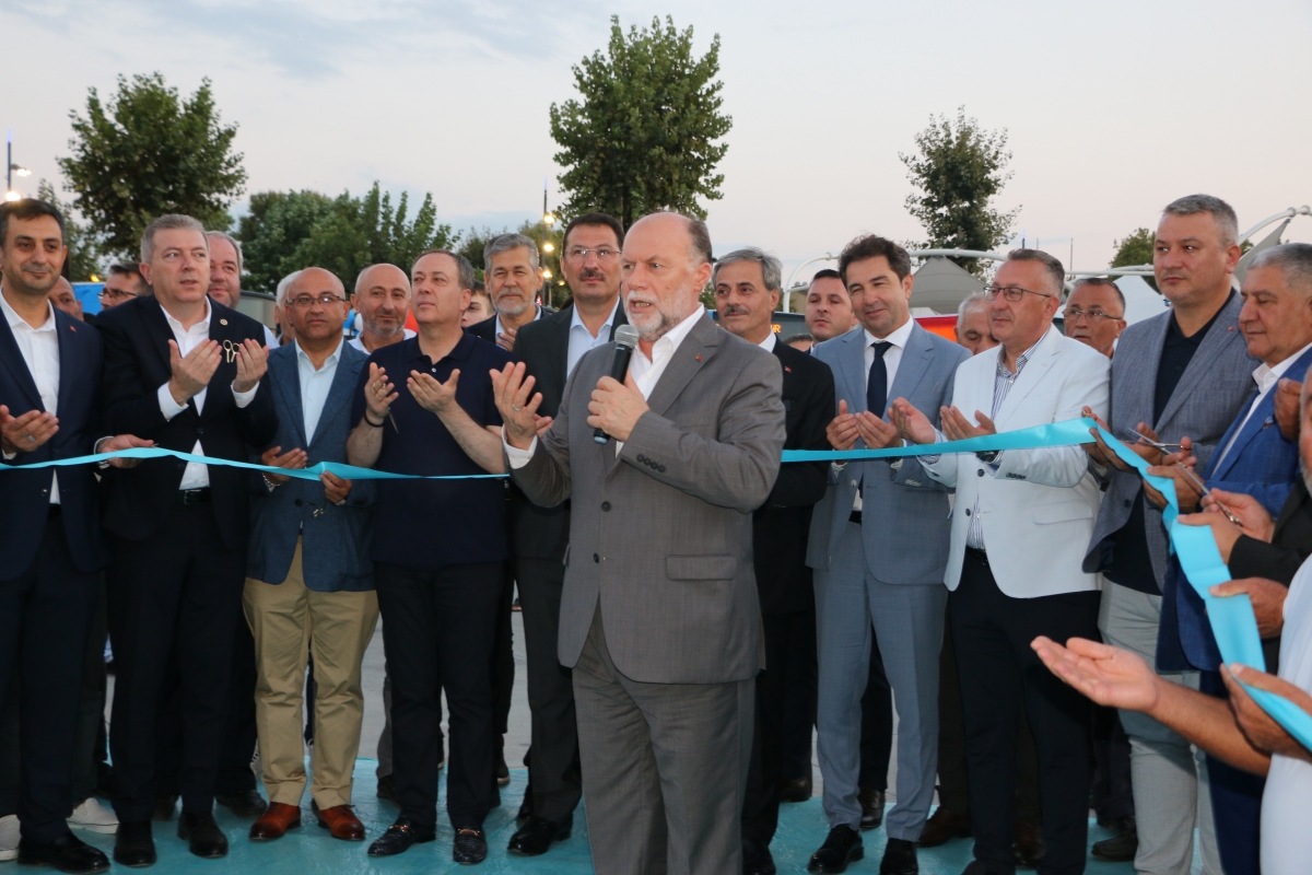Büyükşehir Belediyesi, Sakarya’nın ulaşımında milat olacak bir yatırımı hayata geçirdi. Başkan Yusuf Alemdar’ın müjdesini verdiği biri %100 elektrikli olmak üzere 23 son teknoloji otobüs ile 1 adet metrobüs Demokrasi Meydanı’