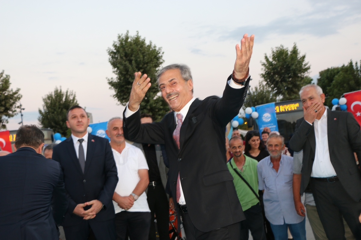 Büyükşehir Belediyesi, Sakarya’nın ulaşımında milat olacak bir yatırımı hayata geçirdi. Başkan Yusuf Alemdar’ın müjdesini verdiği biri %100 elektrikli olmak üzere 23 son teknoloji otobüs ile 1 adet metrobüs Demokrasi Meydanı’