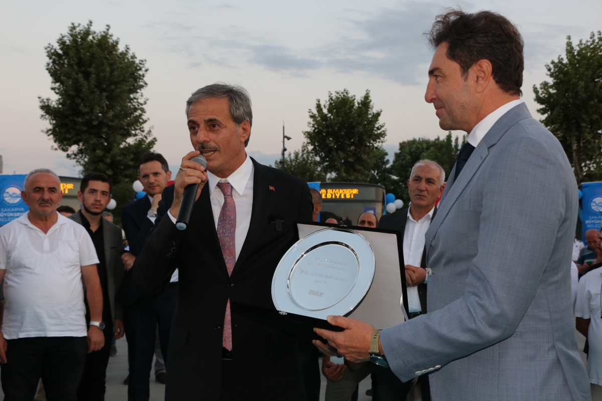 Büyükşehir Belediyesi, Sakarya’nın ulaşımında milat olacak bir yatırımı hayata geçirdi. Başkan Yusuf Alemdar’ın müjdesini verdiği biri %100 elektrikli olmak üzere 23 son teknoloji otobüs ile 1 adet metrobüs Demokrasi Meydanı’