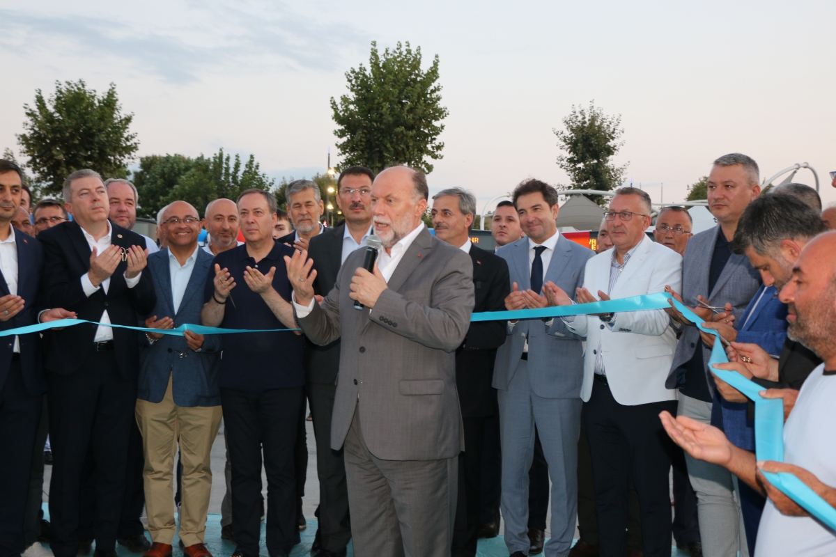 Büyükşehir Belediyesi, Sakarya’nın ulaşımında milat olacak bir yatırımı hayata geçirdi. Başkan Yusuf Alemdar’ın müjdesini verdiği biri %100 elektrikli olmak üzere 23 son teknoloji otobüs ile 1 adet metrobüs Demokrasi Meydanı’