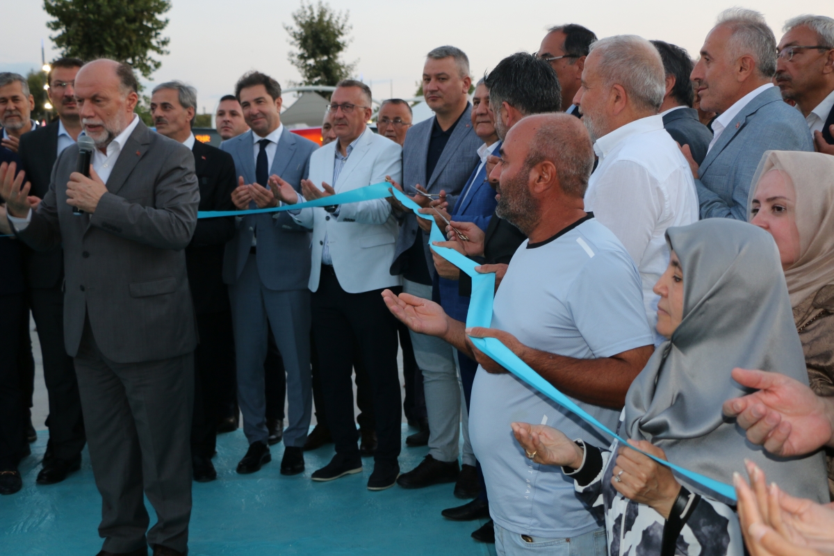 Büyükşehir Belediyesi, Sakarya’nın ulaşımında milat olacak bir yatırımı hayata geçirdi. Başkan Yusuf Alemdar’ın müjdesini verdiği biri %100 elektrikli olmak üzere 23 son teknoloji otobüs ile 1 adet metrobüs Demokrasi Meydanı’