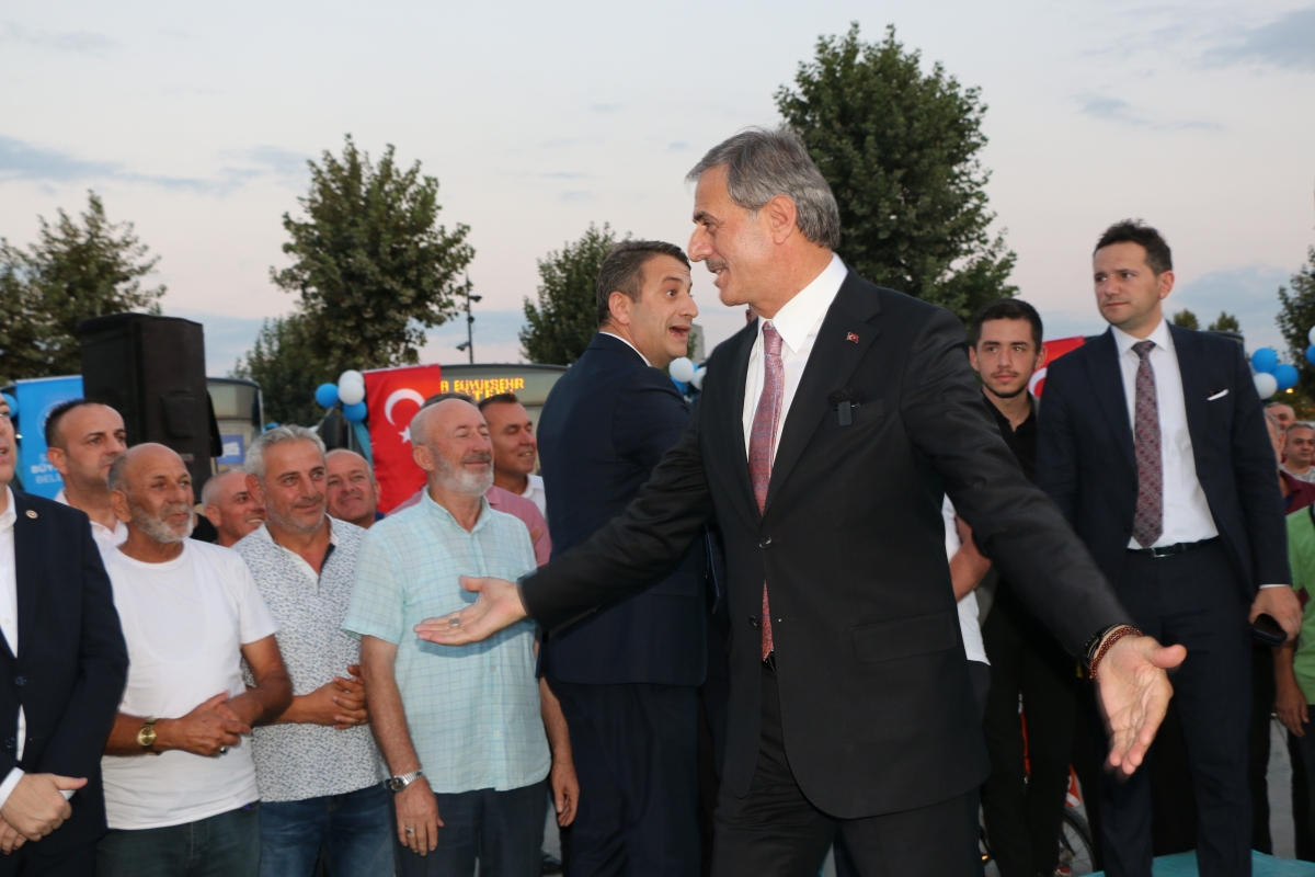 Büyükşehir Belediyesi, Sakarya’nın ulaşımında milat olacak bir yatırımı hayata geçirdi. Başkan Yusuf Alemdar’ın müjdesini verdiği biri %100 elektrikli olmak üzere 23 son teknoloji otobüs ile 1 adet metrobüs Demokrasi Meydanı’