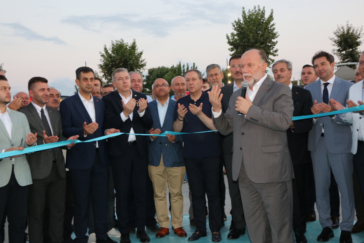 Büyükşehir Belediyesi, Sakarya’nın ulaşımında milat olacak bir yatırımı hayata geçirdi. Başkan Yusuf Alemdar’ın müjdesini verdiği biri %100 elektrikli olmak üzere 23 son teknoloji otobüs ile 1 adet metrobüs Demokrasi Meydanı’