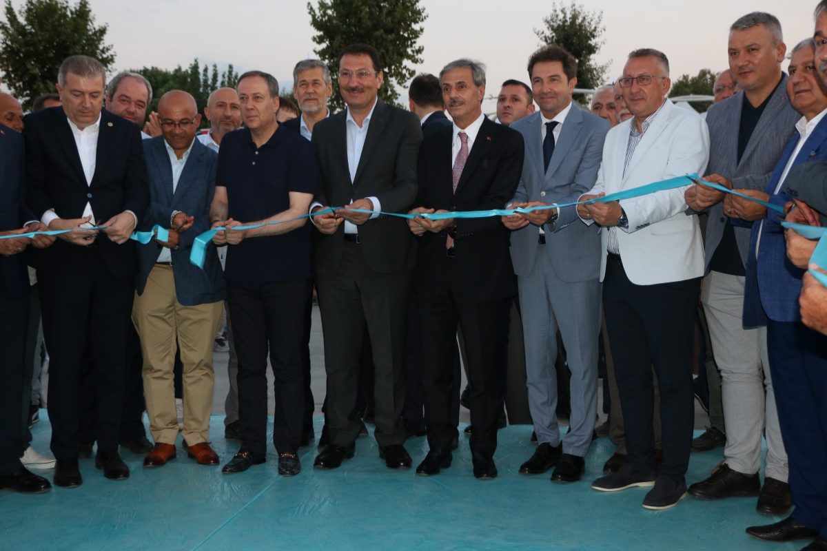 Büyükşehir Belediyesi, Sakarya’nın ulaşımında milat olacak bir yatırımı hayata geçirdi. Başkan Yusuf Alemdar’ın müjdesini verdiği biri %100 elektrikli olmak üzere 23 son teknoloji otobüs ile 1 adet metrobüs Demokrasi Meydanı’