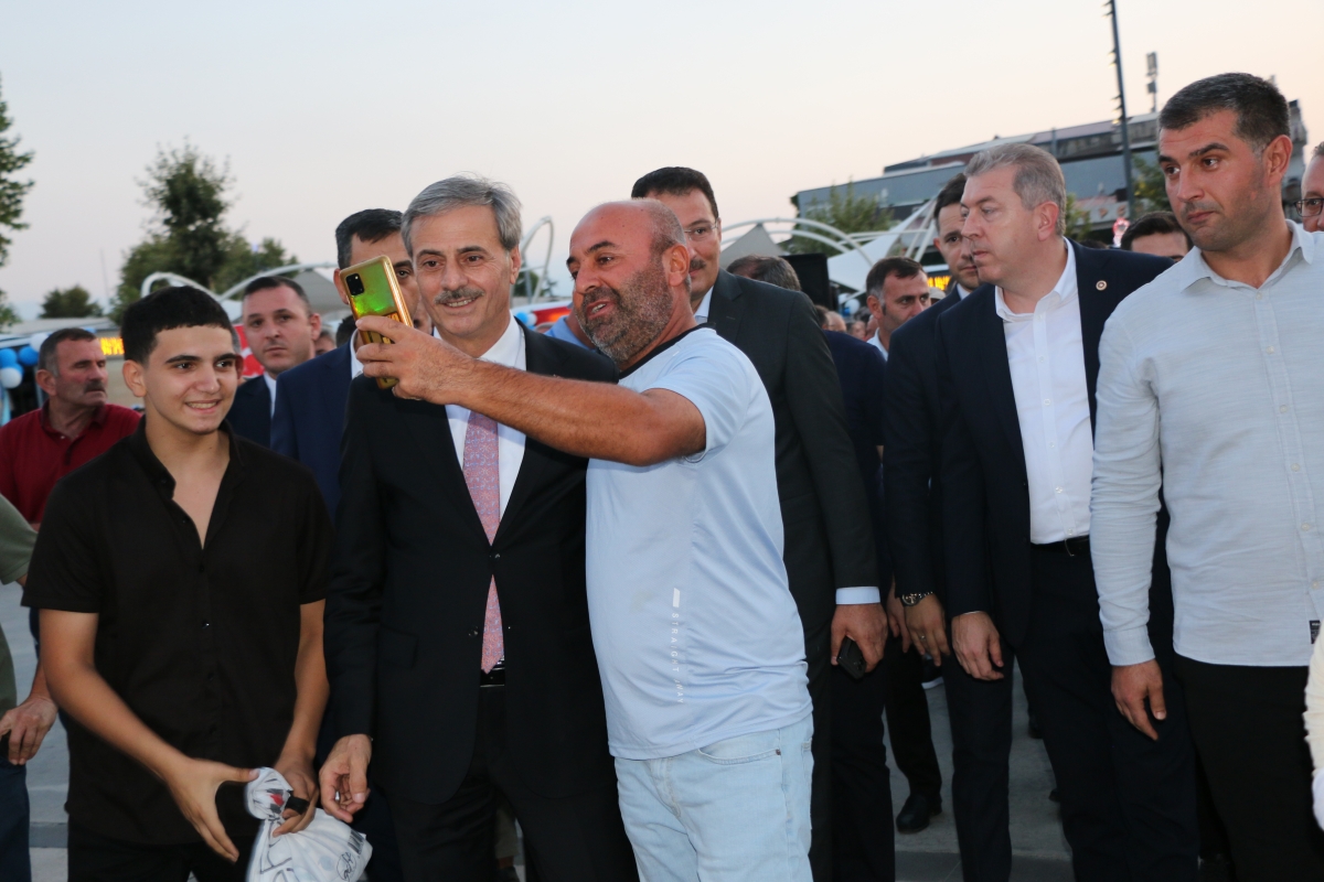 Büyükşehir Belediyesi, Sakarya’nın ulaşımında milat olacak bir yatırımı hayata geçirdi. Başkan Yusuf Alemdar’ın müjdesini verdiği biri %100 elektrikli olmak üzere 23 son teknoloji otobüs ile 1 adet metrobüs Demokrasi Meydanı’