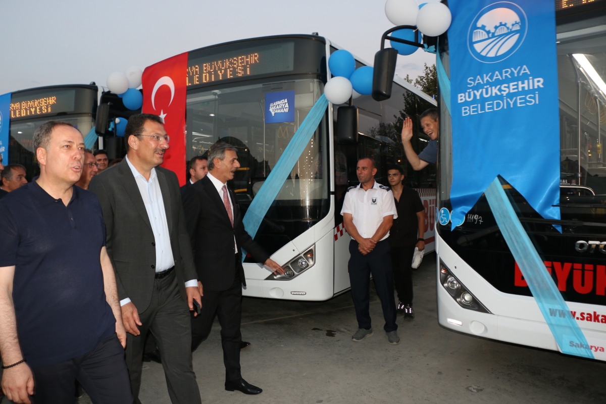Büyükşehir Belediyesi, Sakarya’nın ulaşımında milat olacak bir yatırımı hayata geçirdi. Başkan Yusuf Alemdar’ın müjdesini verdiği biri %100 elektrikli olmak üzere 23 son teknoloji otobüs ile 1 adet metrobüs Demokrasi Meydanı’