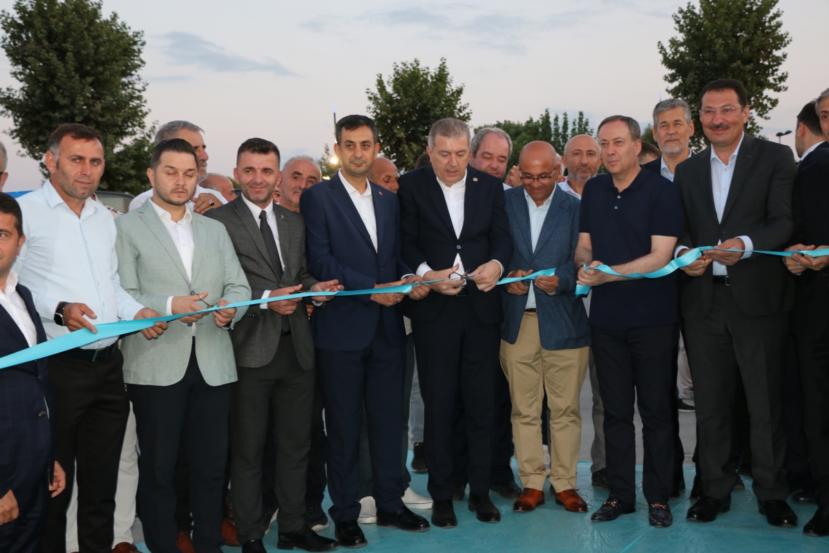 Büyükşehir Belediyesi, Sakarya’nın ulaşımında milat olacak bir yatırımı hayata geçirdi. Başkan Yusuf Alemdar’ın müjdesini verdiği biri %100 elektrikli olmak üzere 23 son teknoloji otobüs ile 1 adet metrobüs Demokrasi Meydanı’