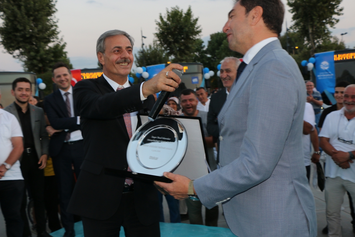 Büyükşehir Belediyesi, Sakarya’nın ulaşımında milat olacak bir yatırımı hayata geçirdi. Başkan Yusuf Alemdar’ın müjdesini verdiği biri %100 elektrikli olmak üzere 23 son teknoloji otobüs ile 1 adet metrobüs Demokrasi Meydanı’