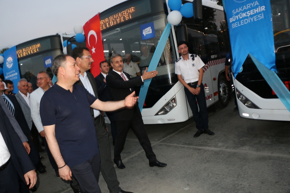 Büyükşehir Belediyesi, Sakarya’nın ulaşımında milat olacak bir yatırımı hayata geçirdi. Başkan Yusuf Alemdar’ın müjdesini verdiği biri %100 elektrikli olmak üzere 23 son teknoloji otobüs ile 1 adet metrobüs Demokrasi Meydanı’