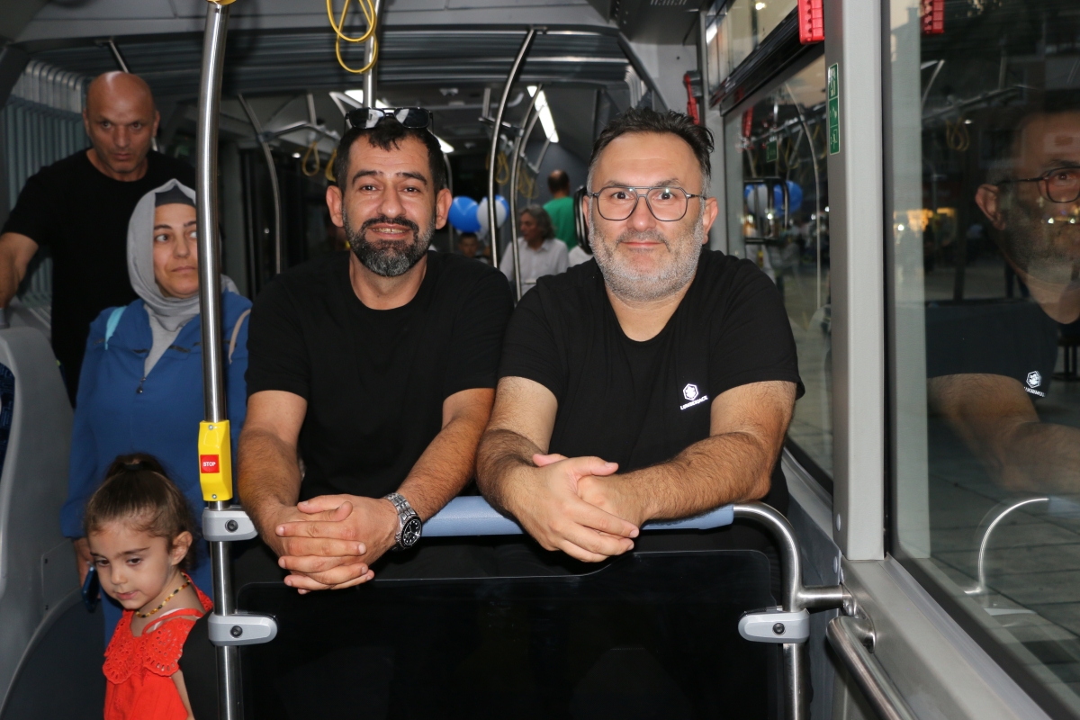 Büyükşehir Belediyesi, Sakarya’nın ulaşımında milat olacak bir yatırımı hayata geçirdi. Başkan Yusuf Alemdar’ın müjdesini verdiği biri %100 elektrikli olmak üzere 23 son teknoloji otobüs ile 1 adet metrobüs Demokrasi Meydanı’