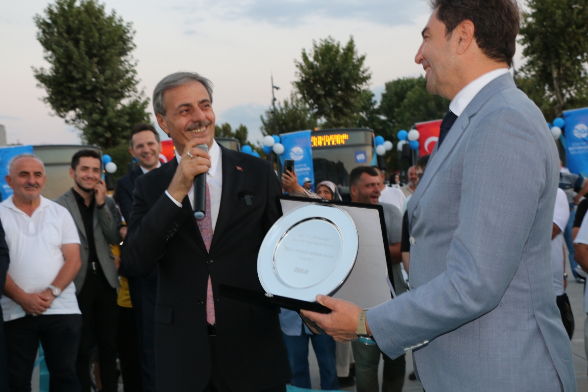 Büyükşehir Belediyesi, Sakarya’nın ulaşımında milat olacak bir yatırımı hayata geçirdi. Başkan Yusuf Alemdar’ın müjdesini verdiği biri %100 elektrikli olmak üzere 23 son teknoloji otobüs ile 1 adet metrobüs Demokrasi Meydanı’