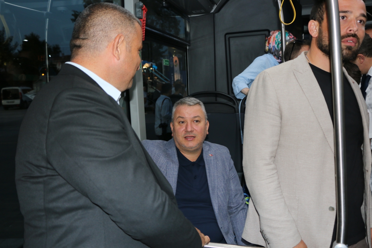 Büyükşehir Belediyesi, Sakarya’nın ulaşımında milat olacak bir yatırımı hayata geçirdi. Başkan Yusuf Alemdar’ın müjdesini verdiği biri %100 elektrikli olmak üzere 23 son teknoloji otobüs ile 1 adet metrobüs Demokrasi Meydanı’