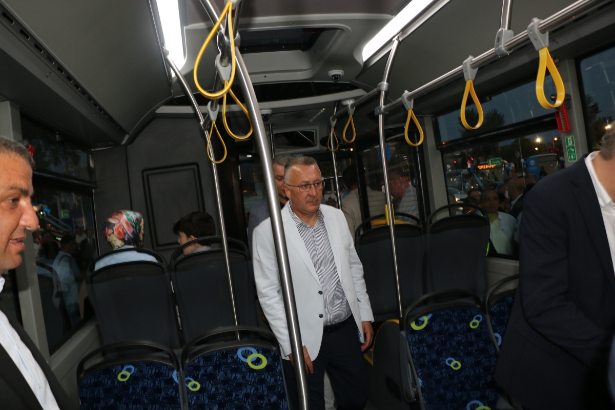 Büyükşehir Belediyesi, Sakarya’nın ulaşımında milat olacak bir yatırımı hayata geçirdi. Başkan Yusuf Alemdar’ın müjdesini verdiği biri %100 elektrikli olmak üzere 23 son teknoloji otobüs ile 1 adet metrobüs Demokrasi Meydanı’