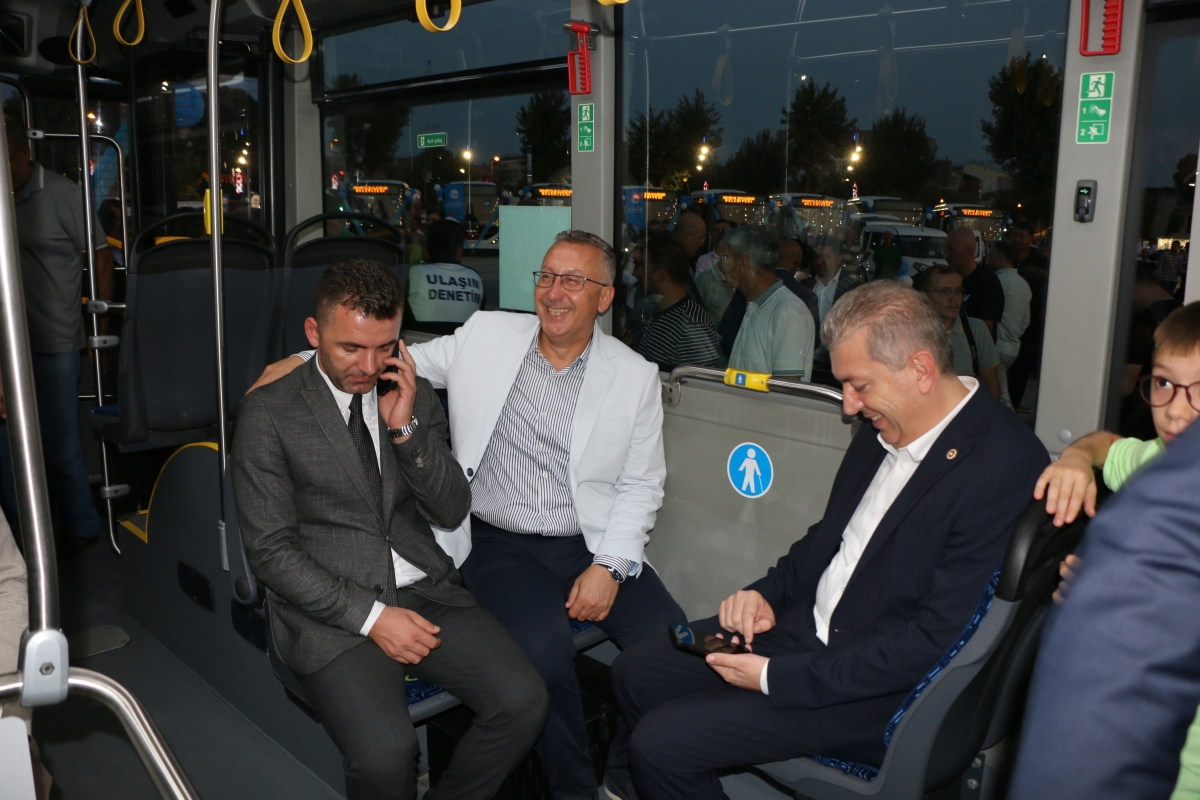 Büyükşehir Belediyesi, Sakarya’nın ulaşımında milat olacak bir yatırımı hayata geçirdi. Başkan Yusuf Alemdar’ın müjdesini verdiği biri %100 elektrikli olmak üzere 23 son teknoloji otobüs ile 1 adet metrobüs Demokrasi Meydanı’