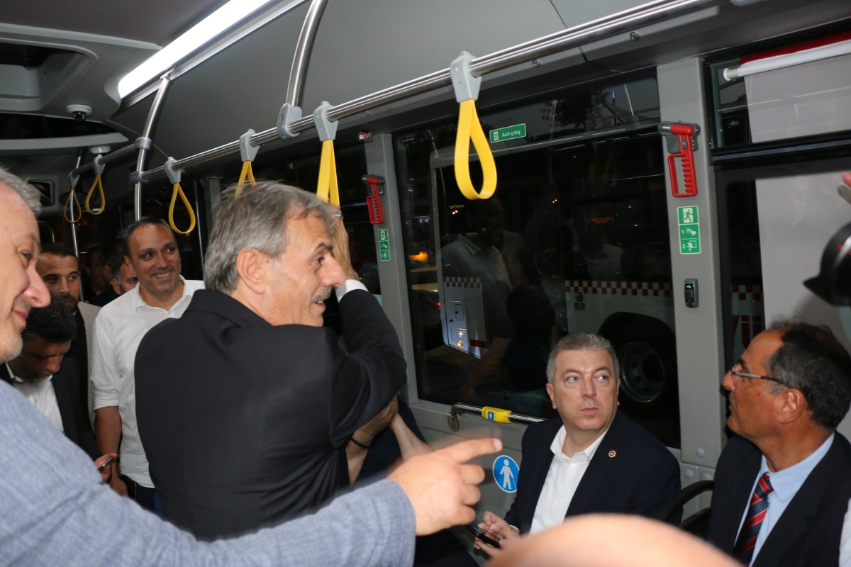 Büyükşehir Belediyesi, Sakarya’nın ulaşımında milat olacak bir yatırımı hayata geçirdi. Başkan Yusuf Alemdar’ın müjdesini verdiği biri %100 elektrikli olmak üzere 23 son teknoloji otobüs ile 1 adet metrobüs Demokrasi Meydanı’