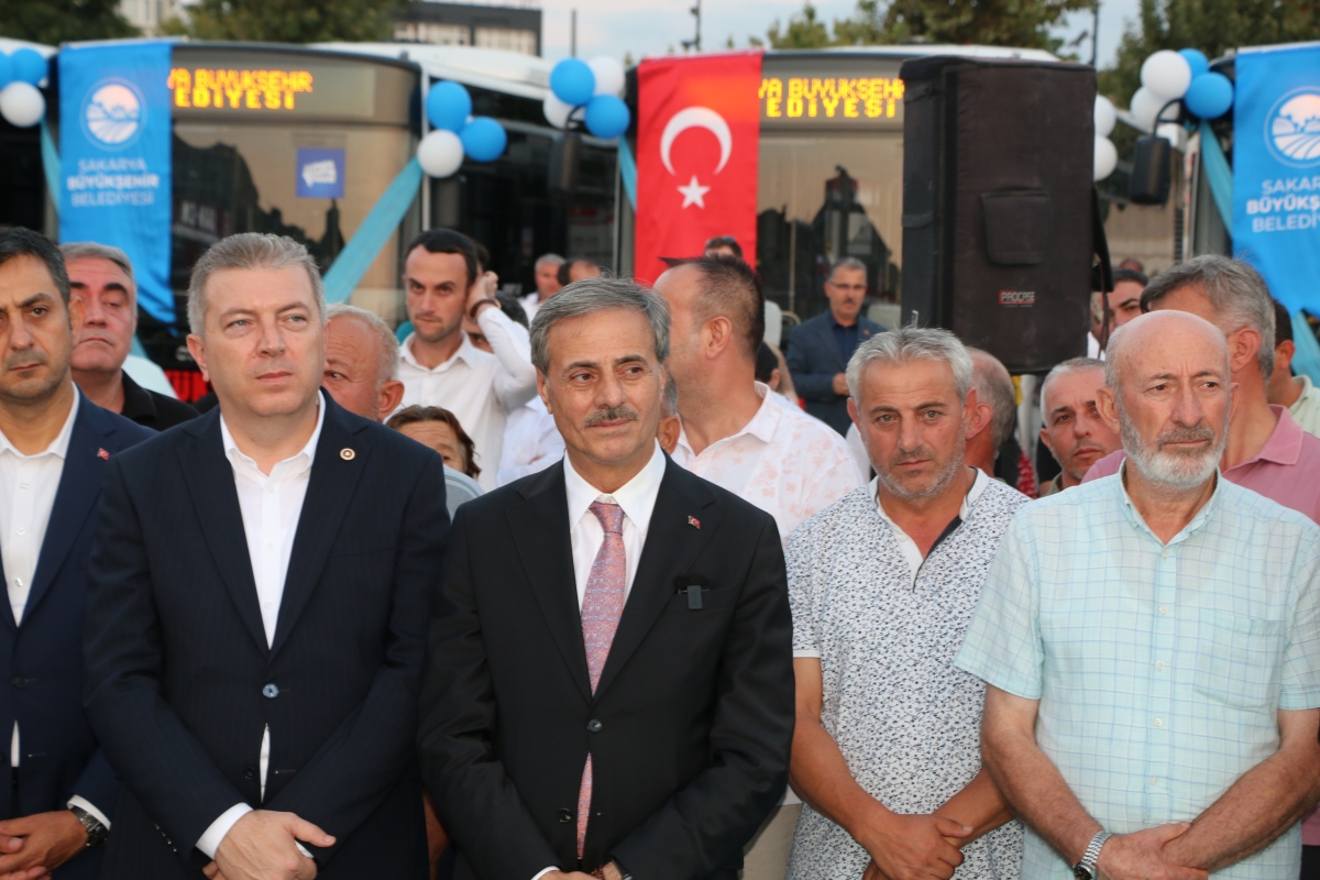Büyükşehir Belediyesi, Sakarya’nın ulaşımında milat olacak bir yatırımı hayata geçirdi. Başkan Yusuf Alemdar’ın müjdesini verdiği biri %100 elektrikli olmak üzere 23 son teknoloji otobüs ile 1 adet metrobüs Demokrasi Meydanı’