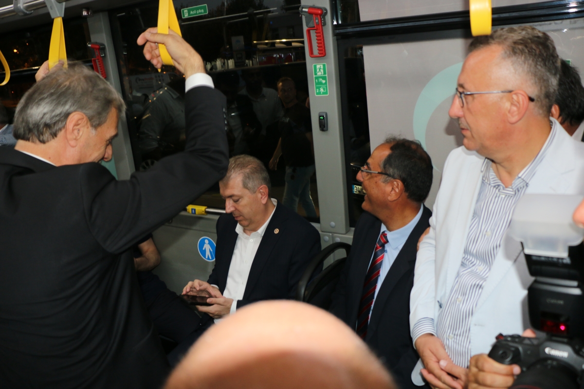 Büyükşehir Belediyesi, Sakarya’nın ulaşımında milat olacak bir yatırımı hayata geçirdi. Başkan Yusuf Alemdar’ın müjdesini verdiği biri %100 elektrikli olmak üzere 23 son teknoloji otobüs ile 1 adet metrobüs Demokrasi Meydanı’