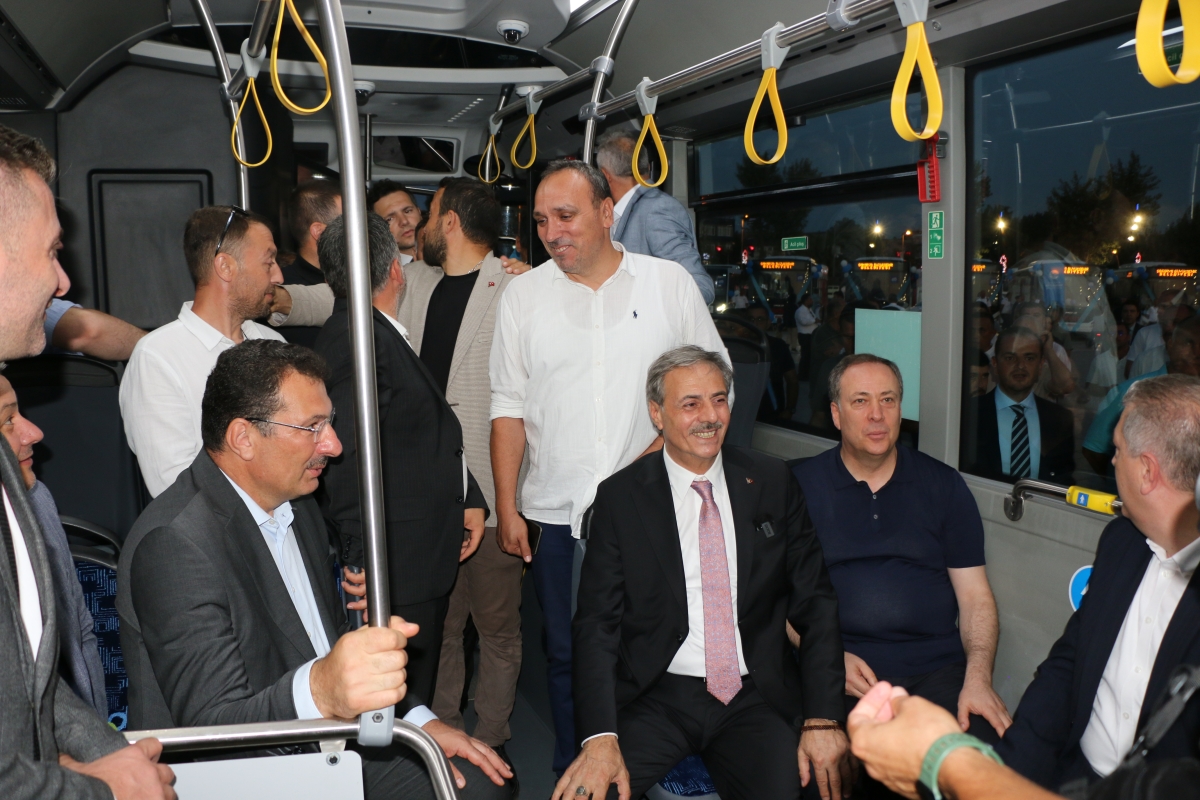 Büyükşehir Belediyesi, Sakarya’nın ulaşımında milat olacak bir yatırımı hayata geçirdi. Başkan Yusuf Alemdar’ın müjdesini verdiği biri %100 elektrikli olmak üzere 23 son teknoloji otobüs ile 1 adet metrobüs Demokrasi Meydanı’
