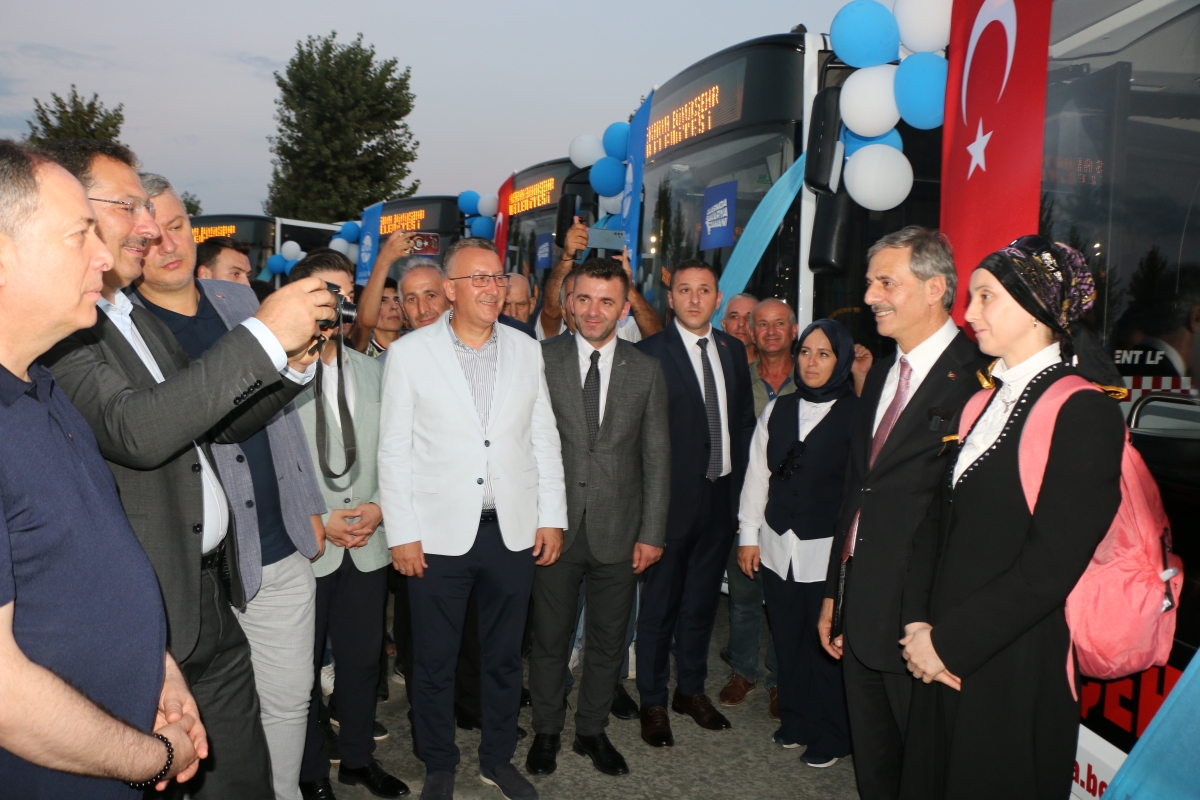 Büyükşehir Belediyesi, Sakarya’nın ulaşımında milat olacak bir yatırımı hayata geçirdi. Başkan Yusuf Alemdar’ın müjdesini verdiği biri %100 elektrikli olmak üzere 23 son teknoloji otobüs ile 1 adet metrobüs Demokrasi Meydanı’