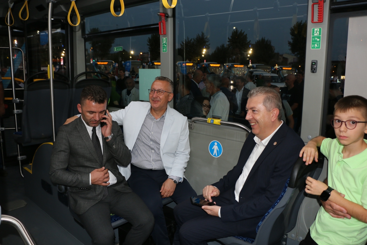 Büyükşehir Belediyesi, Sakarya’nın ulaşımında milat olacak bir yatırımı hayata geçirdi. Başkan Yusuf Alemdar’ın müjdesini verdiği biri %100 elektrikli olmak üzere 23 son teknoloji otobüs ile 1 adet metrobüs Demokrasi Meydanı’