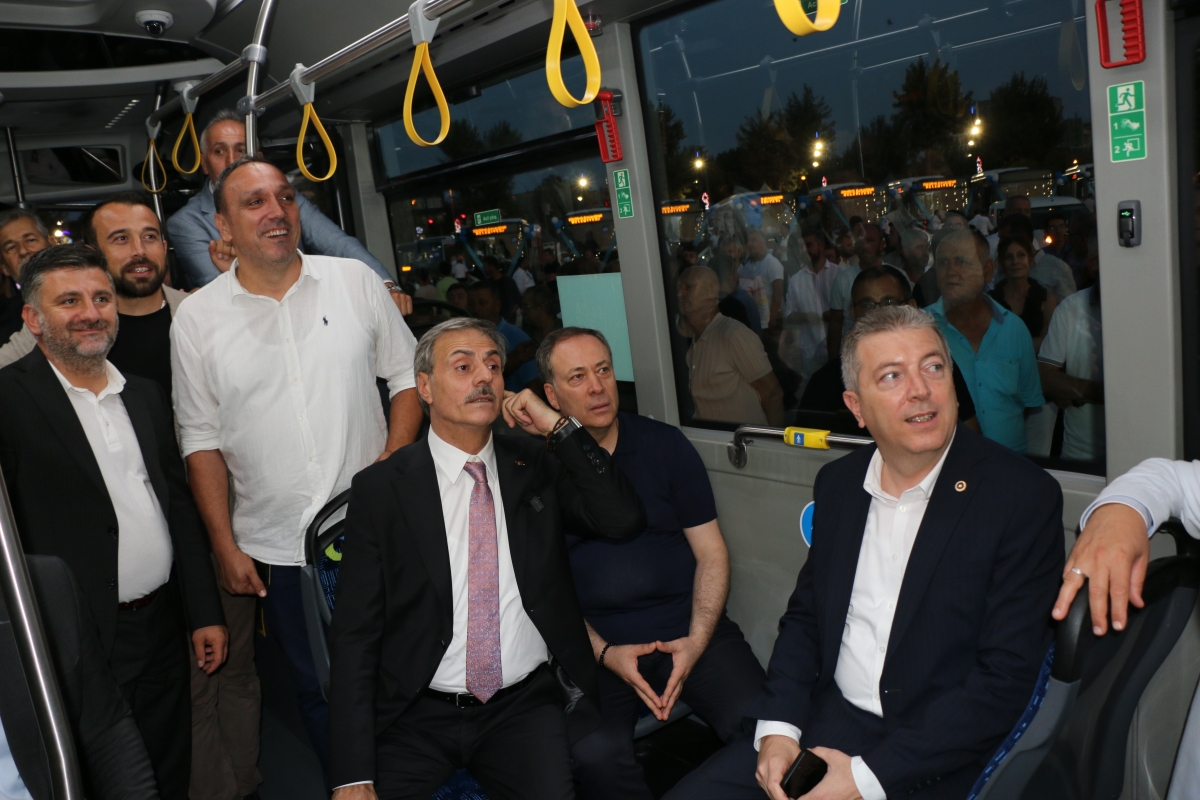 Büyükşehir Belediyesi, Sakarya’nın ulaşımında milat olacak bir yatırımı hayata geçirdi. Başkan Yusuf Alemdar’ın müjdesini verdiği biri %100 elektrikli olmak üzere 23 son teknoloji otobüs ile 1 adet metrobüs Demokrasi Meydanı’