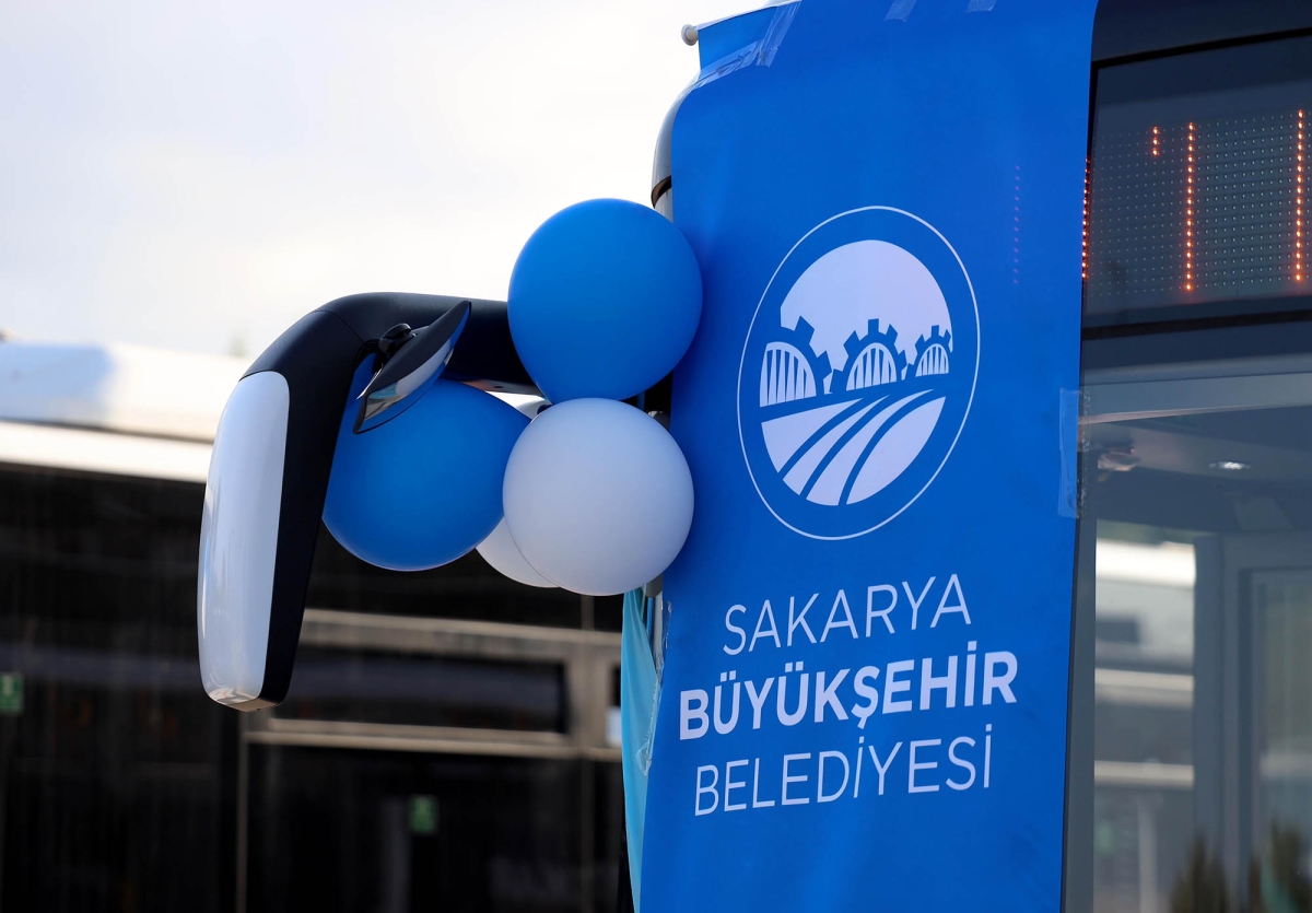 Büyükşehir Belediyesi, Sakarya’nın ulaşımında milat olacak bir yatırımı hayata geçirdi. Başkan Yusuf Alemdar’ın müjdesini verdiği biri %100 elektrikli olmak üzere 23 son teknoloji otobüs ile 1 adet metrobüs Demokrasi Meydanı’