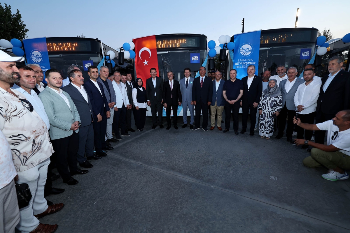 Büyükşehir Belediyesi, Sakarya’nın ulaşımında milat olacak bir yatırımı hayata geçirdi. Başkan Yusuf Alemdar’ın müjdesini verdiği biri %100 elektrikli olmak üzere 23 son teknoloji otobüs ile 1 adet metrobüs Demokrasi Meydanı’