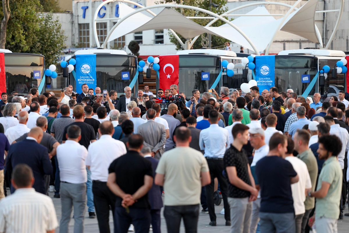 Büyükşehir Belediyesi, Sakarya’nın ulaşımında milat olacak bir yatırımı hayata geçirdi. Başkan Yusuf Alemdar’ın müjdesini verdiği biri %100 elektrikli olmak üzere 23 son teknoloji otobüs ile 1 adet metrobüs Demokrasi Meydanı’