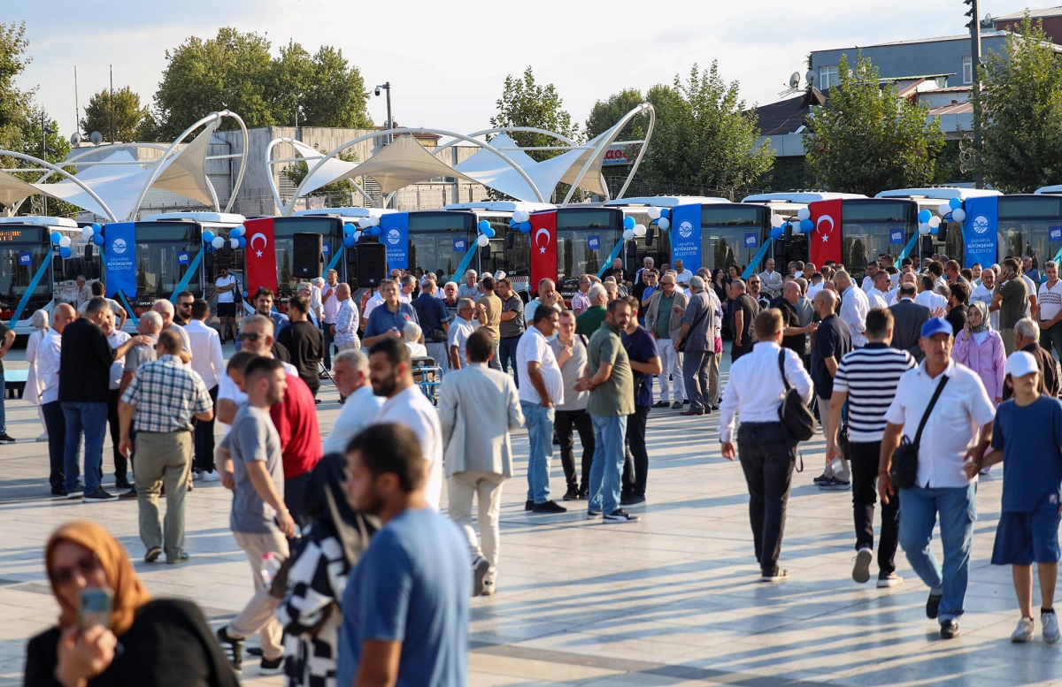 Büyükşehir Belediyesi, Sakarya’nın ulaşımında milat olacak bir yatırımı hayata geçirdi. Başkan Yusuf Alemdar’ın müjdesini verdiği biri %100 elektrikli olmak üzere 23 son teknoloji otobüs ile 1 adet metrobüs Demokrasi Meydanı’