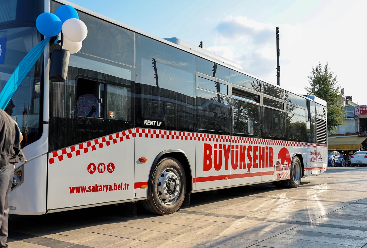 Büyükşehir Belediyesi, Sakarya’nın ulaşımında milat olacak bir yatırımı hayata geçirdi. Başkan Yusuf Alemdar’ın müjdesini verdiği biri %100 elektrikli olmak üzere 23 son teknoloji otobüs ile 1 adet metrobüs Demokrasi Meydanı’