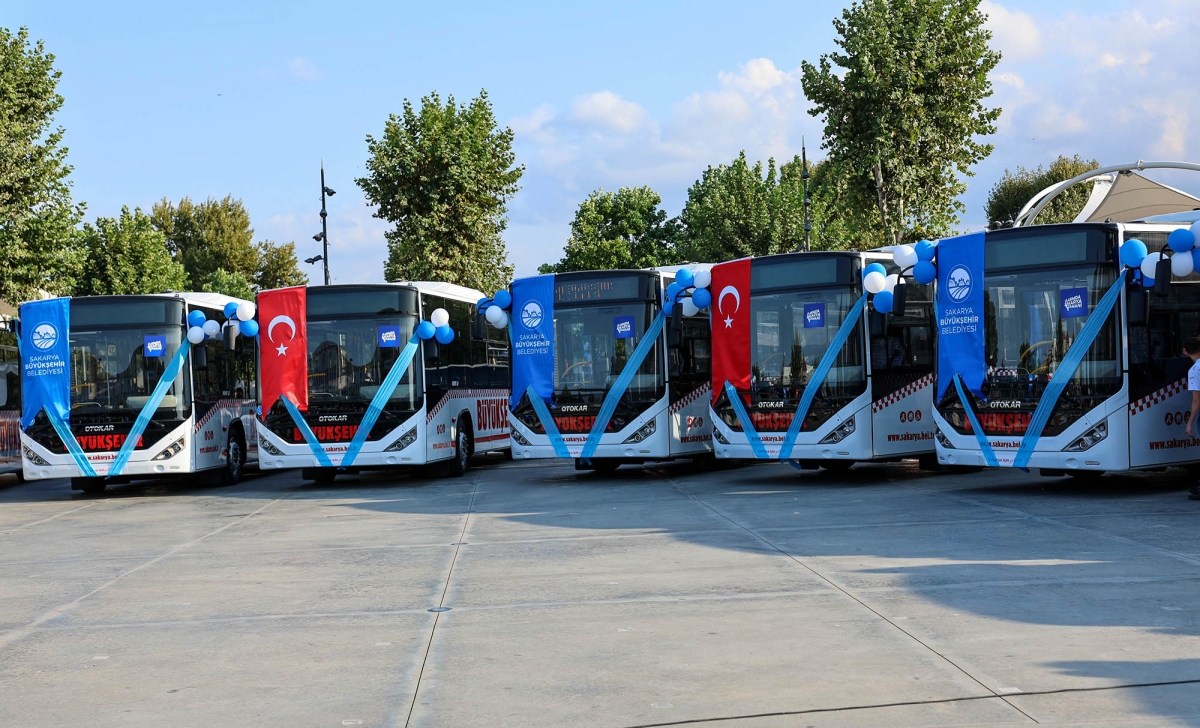 Büyükşehir Belediyesi, Sakarya’nın ulaşımında milat olacak bir yatırımı hayata geçirdi. Başkan Yusuf Alemdar’ın müjdesini verdiği biri %100 elektrikli olmak üzere 23 son teknoloji otobüs ile 1 adet metrobüs Demokrasi Meydanı’