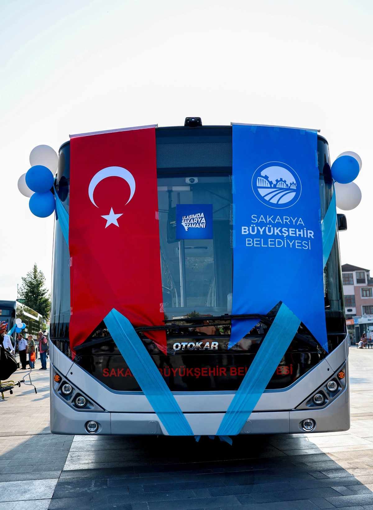 Büyükşehir Belediyesi, Sakarya’nın ulaşımında milat olacak bir yatırımı hayata geçirdi. Başkan Yusuf Alemdar’ın müjdesini verdiği biri %100 elektrikli olmak üzere 23 son teknoloji otobüs ile 1 adet metrobüs Demokrasi Meydanı’