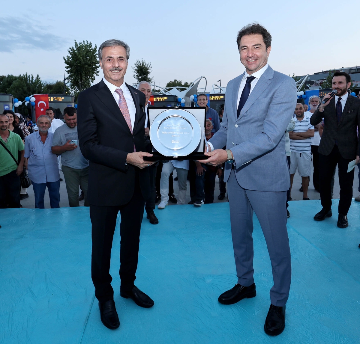 Büyükşehir Belediyesi, Sakarya’nın ulaşımında milat olacak bir yatırımı hayata geçirdi. Başkan Yusuf Alemdar’ın müjdesini verdiği biri %100 elektrikli olmak üzere 23 son teknoloji otobüs ile 1 adet metrobüs Demokrasi Meydanı’