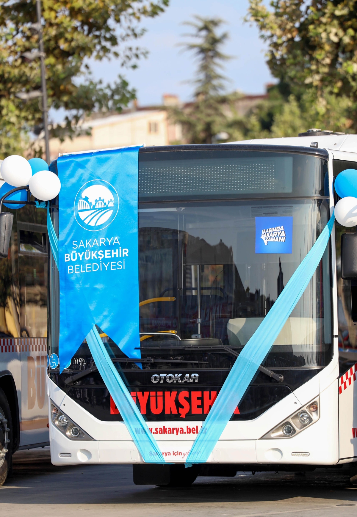 Büyükşehir Belediyesi, Sakarya’nın ulaşımında milat olacak bir yatırımı hayata geçirdi. Başkan Yusuf Alemdar’ın müjdesini verdiği biri %100 elektrikli olmak üzere 23 son teknoloji otobüs ile 1 adet metrobüs Demokrasi Meydanı’