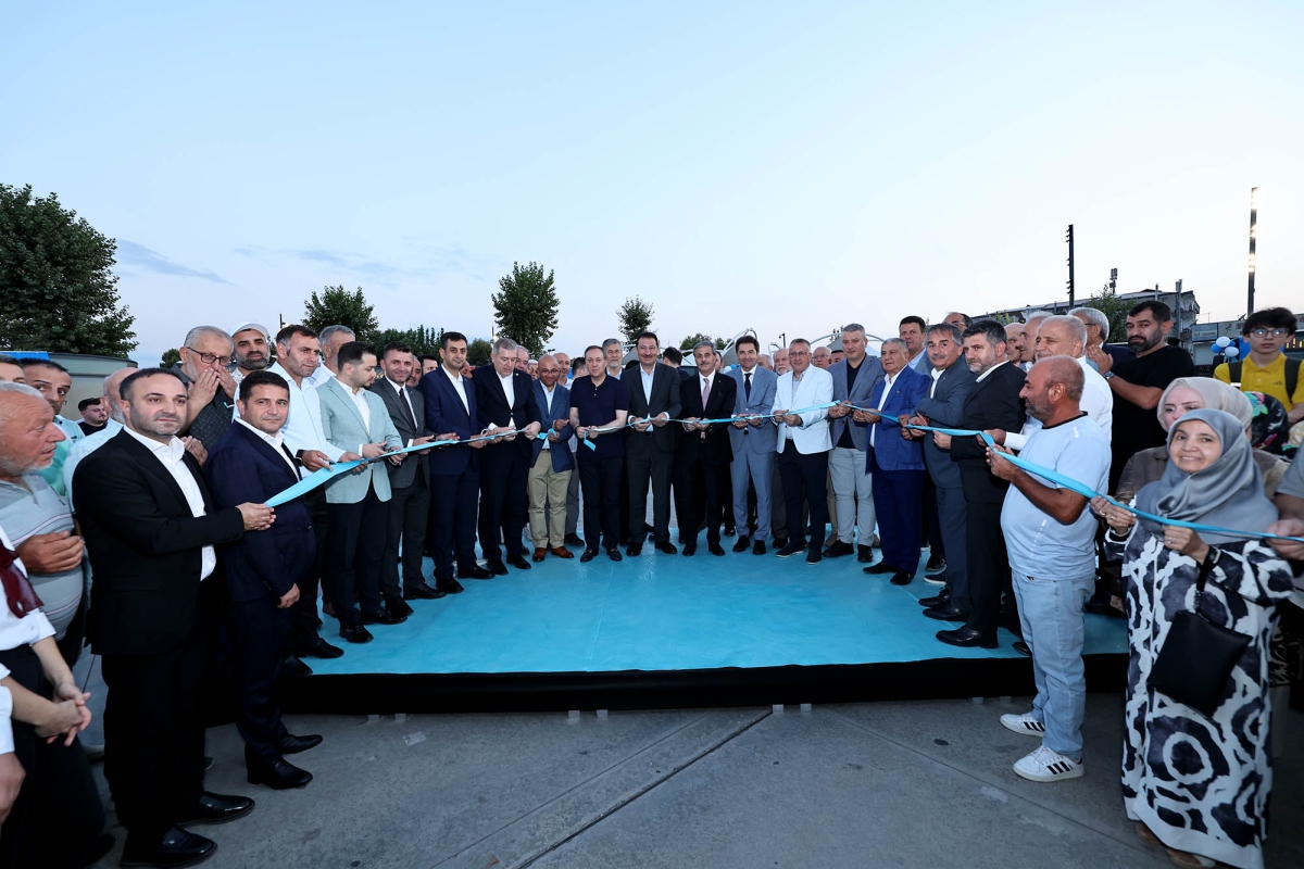 Büyükşehir Belediyesi, Sakarya’nın ulaşımında milat olacak bir yatırımı hayata geçirdi. Başkan Yusuf Alemdar’ın müjdesini verdiği biri %100 elektrikli olmak üzere 23 son teknoloji otobüs ile 1 adet metrobüs Demokrasi Meydanı’