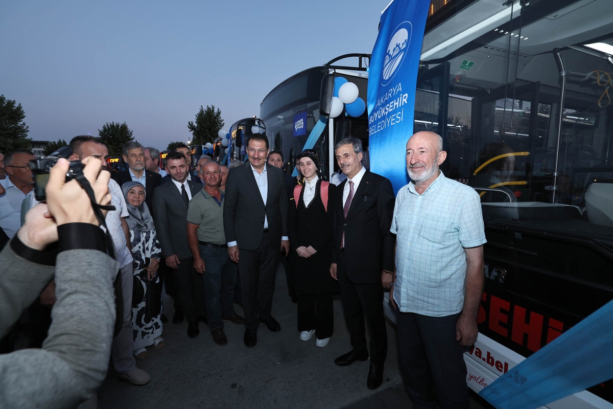 Büyükşehir Belediyesi, Sakarya’nın ulaşımında milat olacak bir yatırımı hayata geçirdi. Başkan Yusuf Alemdar’ın müjdesini verdiği biri %100 elektrikli olmak üzere 23 son teknoloji otobüs ile 1 adet metrobüs Demokrasi Meydanı’