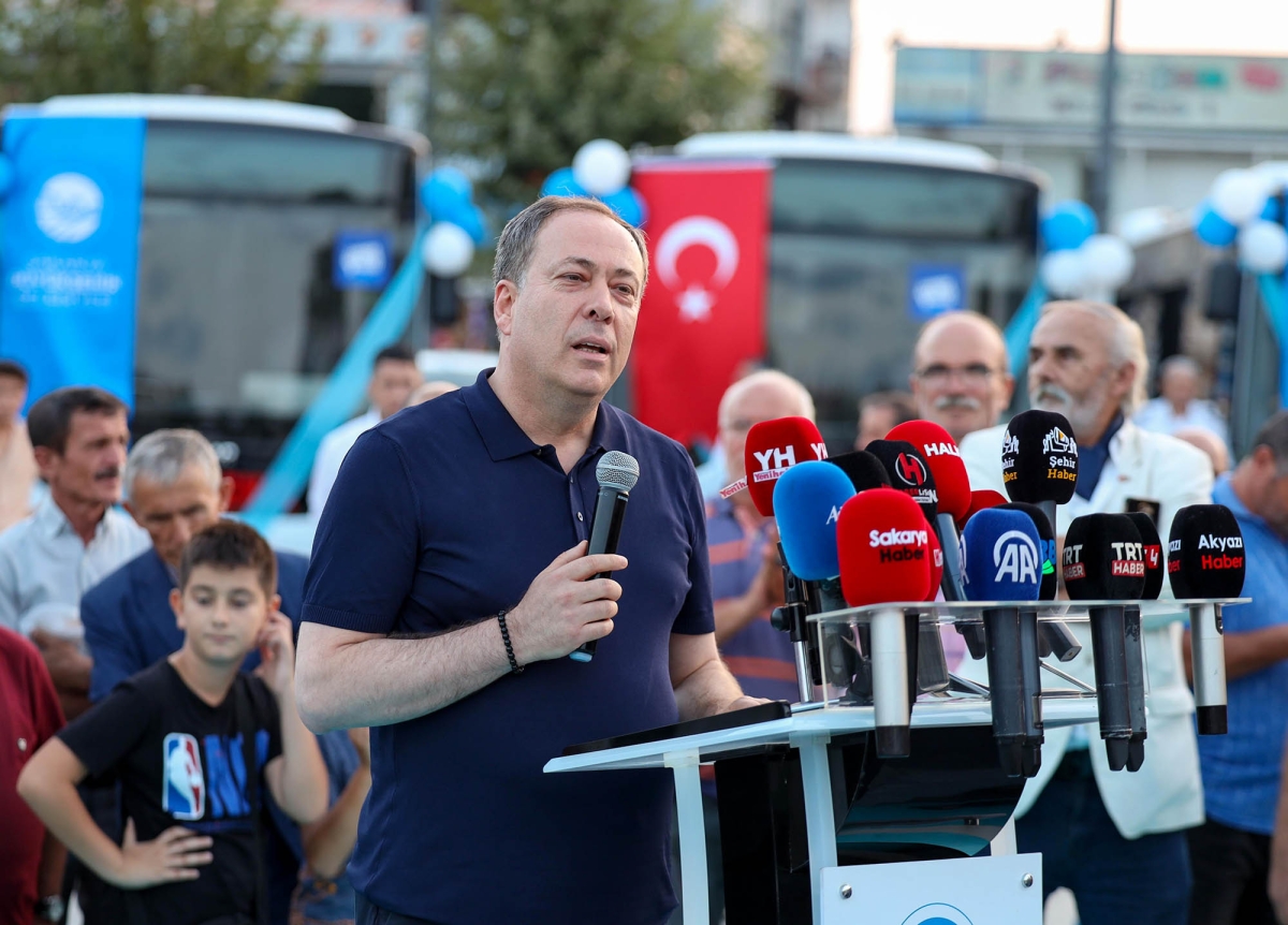 Büyükşehir Belediyesi, Sakarya’nın ulaşımında milat olacak bir yatırımı hayata geçirdi. Başkan Yusuf Alemdar’ın müjdesini verdiği biri %100 elektrikli olmak üzere 23 son teknoloji otobüs ile 1 adet metrobüs Demokrasi Meydanı’