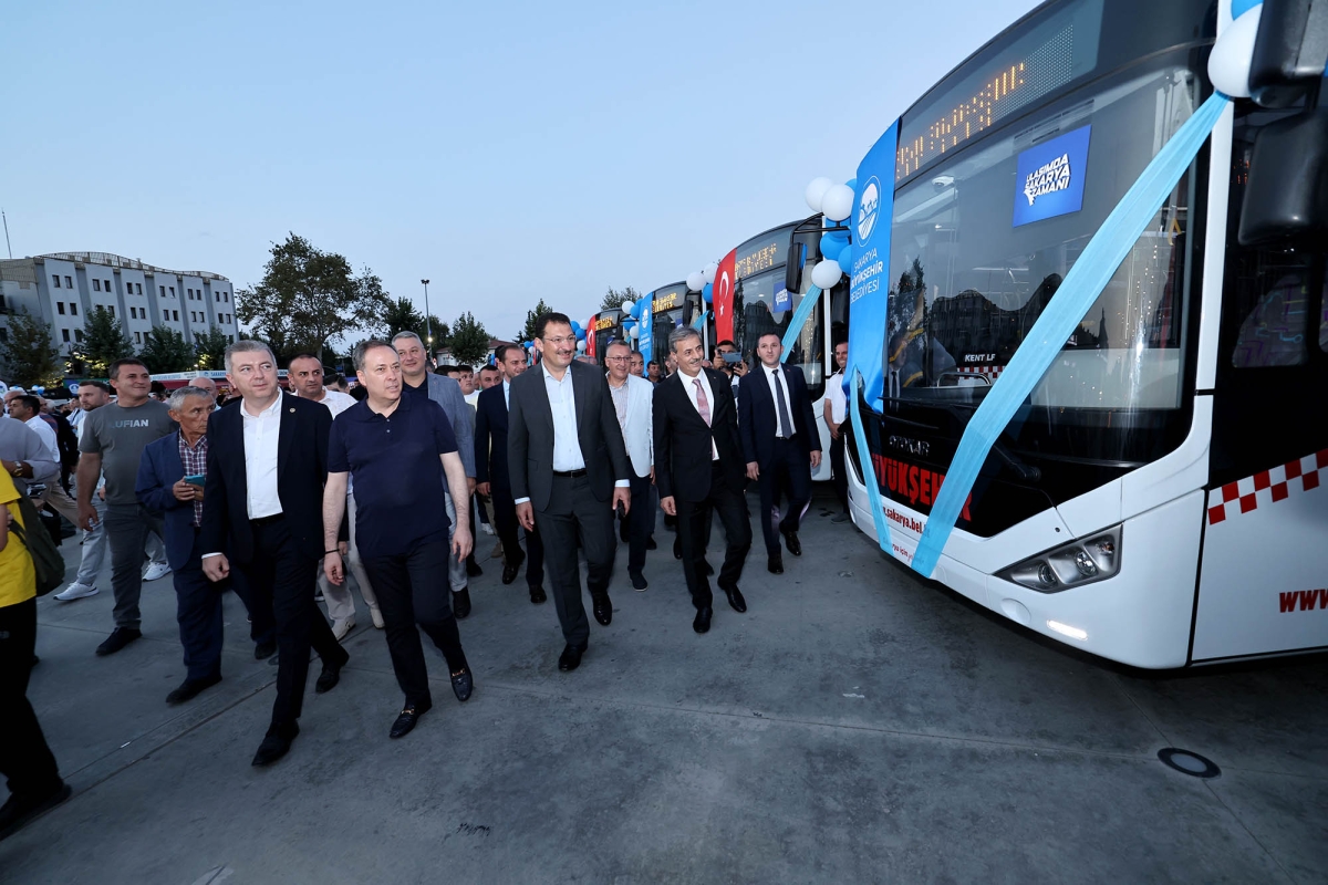 Büyükşehir Belediyesi, Sakarya’nın ulaşımında milat olacak bir yatırımı hayata geçirdi. Başkan Yusuf Alemdar’ın müjdesini verdiği biri %100 elektrikli olmak üzere 23 son teknoloji otobüs ile 1 adet metrobüs Demokrasi Meydanı’