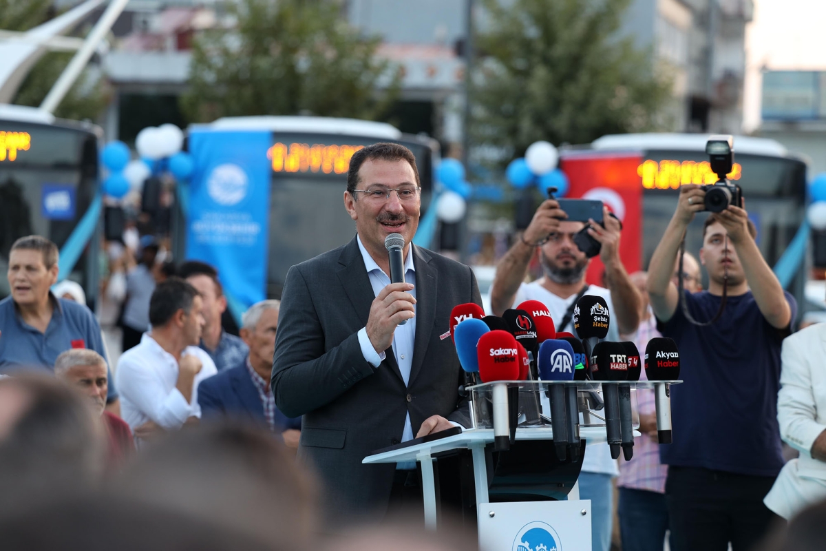 Büyükşehir Belediyesi, Sakarya’nın ulaşımında milat olacak bir yatırımı hayata geçirdi. Başkan Yusuf Alemdar’ın müjdesini verdiği biri %100 elektrikli olmak üzere 23 son teknoloji otobüs ile 1 adet metrobüs Demokrasi Meydanı’