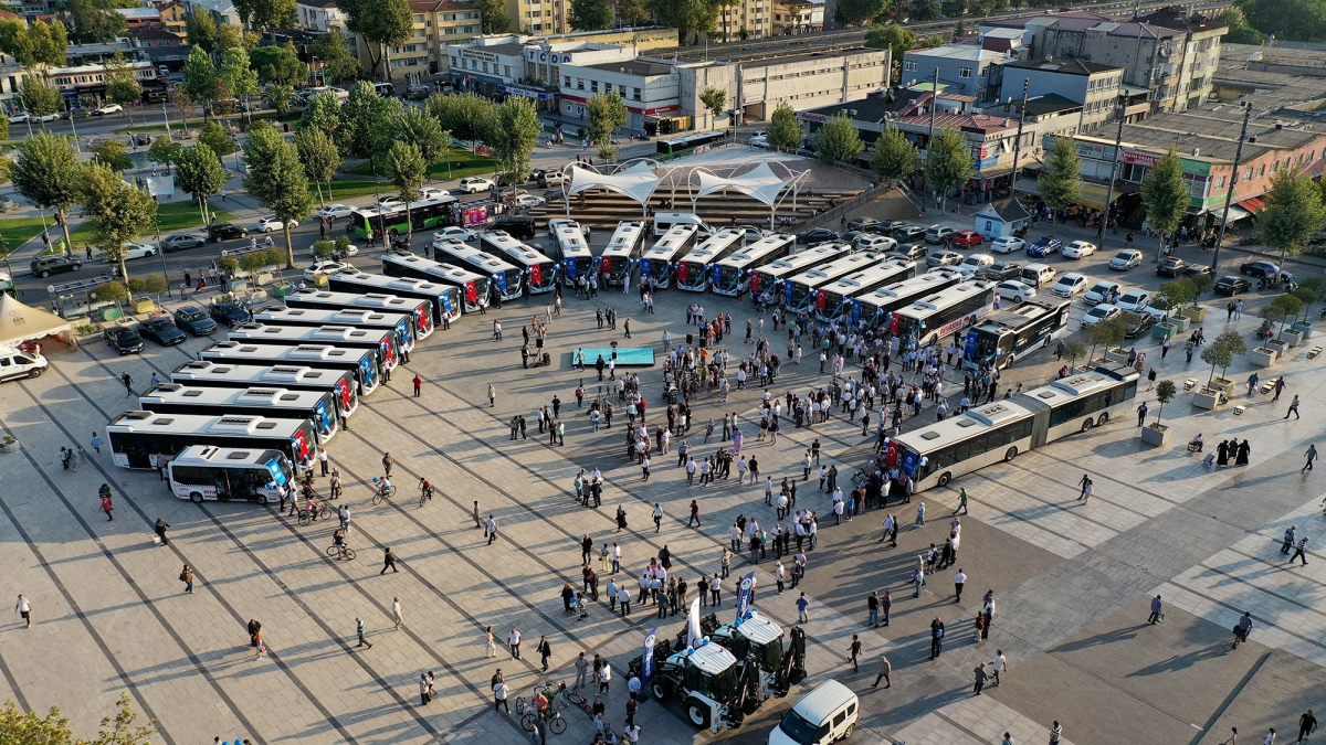 Büyükşehir Belediyesi, Sakarya’nın ulaşımında milat olacak bir yatırımı hayata geçirdi. Başkan Yusuf Alemdar’ın müjdesini verdiği biri %100 elektrikli olmak üzere 23 son teknoloji otobüs ile 1 adet metrobüs Demokrasi Meydanı’