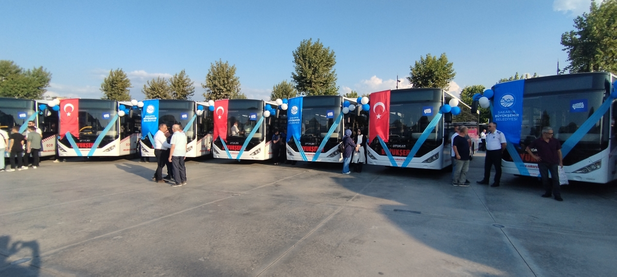Büyükşehir Belediyesi, Sakarya’nın ulaşımında milat olacak bir yatırımı hayata geçirdi. Başkan Yusuf Alemdar’ın müjdesini verdiği biri %100 elektrikli olmak üzere 23 son teknoloji otobüs ile 1 adet metrobüs Demokrasi Meydanı’