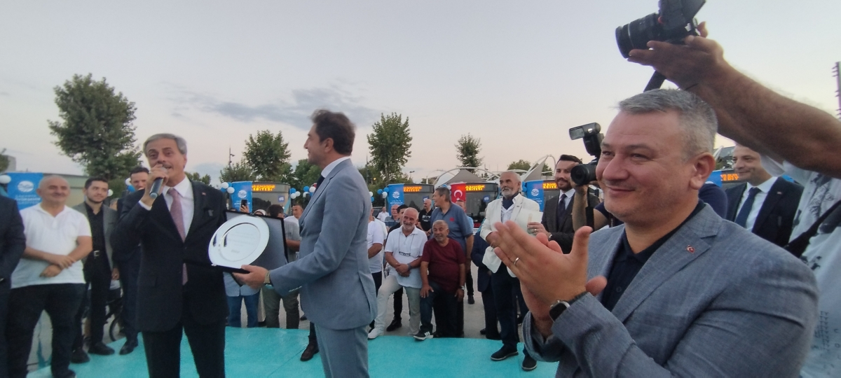 Büyükşehir Belediyesi, Sakarya’nın ulaşımında milat olacak bir yatırımı hayata geçirdi. Başkan Yusuf Alemdar’ın müjdesini verdiği biri %100 elektrikli olmak üzere 23 son teknoloji otobüs ile 1 adet metrobüs Demokrasi Meydanı’